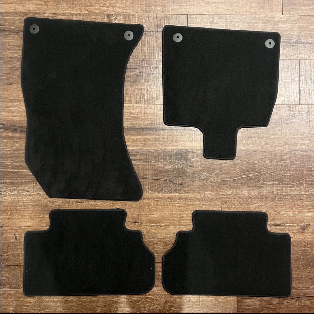 Audi | Q5 (2009 - Present) Carpeted Floor Mat Set - Sabre (Black)